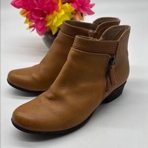 Rockport Brown Ankle Boots with Side Zipper and Low Heel Size 7 MCA7426E